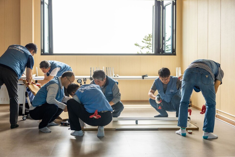 포스코1%나눔재단이 2019년부터 운영해온 ‘Change My Town’ 사업을 올해부터 사업 규모와 지역을 확대해 다양한 나눔 활동을 실천한다. 사진은 포스코이앤씨 직원들이 광양 소재 특수어린이집의 옥상 데크를 수리하는 모습. 사진=포스코