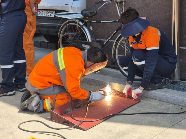 포스코1%나눔재단이 2019년부터 운영해 온 ‘Change My Town’ 사업을 올해부터 사업 규모와 지역을 확대해 다양한 나눔 활동을 실천한다. 사진은 포스코 포항 제강설비부 직원들이 장애인 작가를 위해 꿈틀로에 위치한 작가공방의 계단 경사판을 제작하는 모습