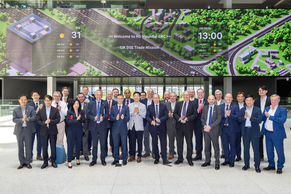 영국 방산 경제사절단이 18일 성남시에 위치한 HD현대 글로벌R&D센터를 방문해 함정 사업 관련 협력 방안을 모색했다. 사진=HD현대