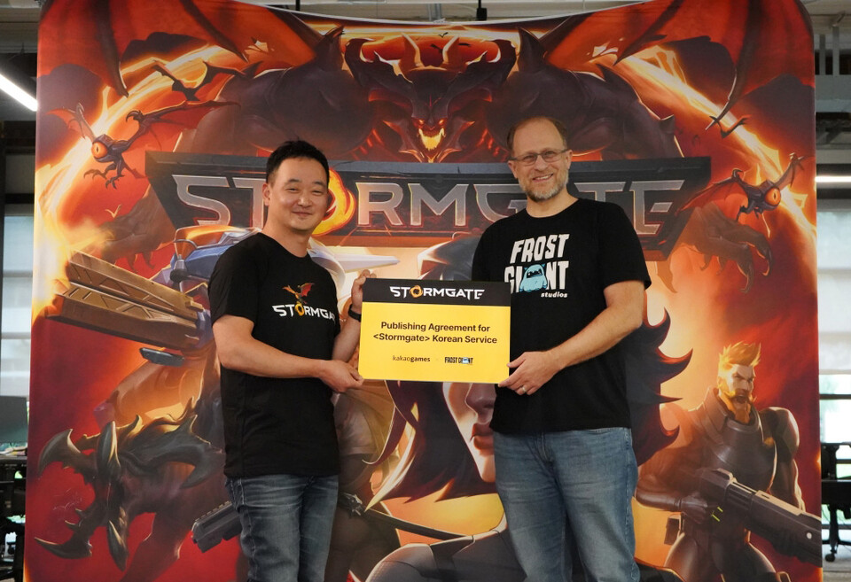김상구 카카오게임즈 사업 본부장(왼쪽)과 팀 모튼 프로스트 자이언트 스튜디오 대표가 기념사진을 촬영하고 있다. 사진=카카오게임즈