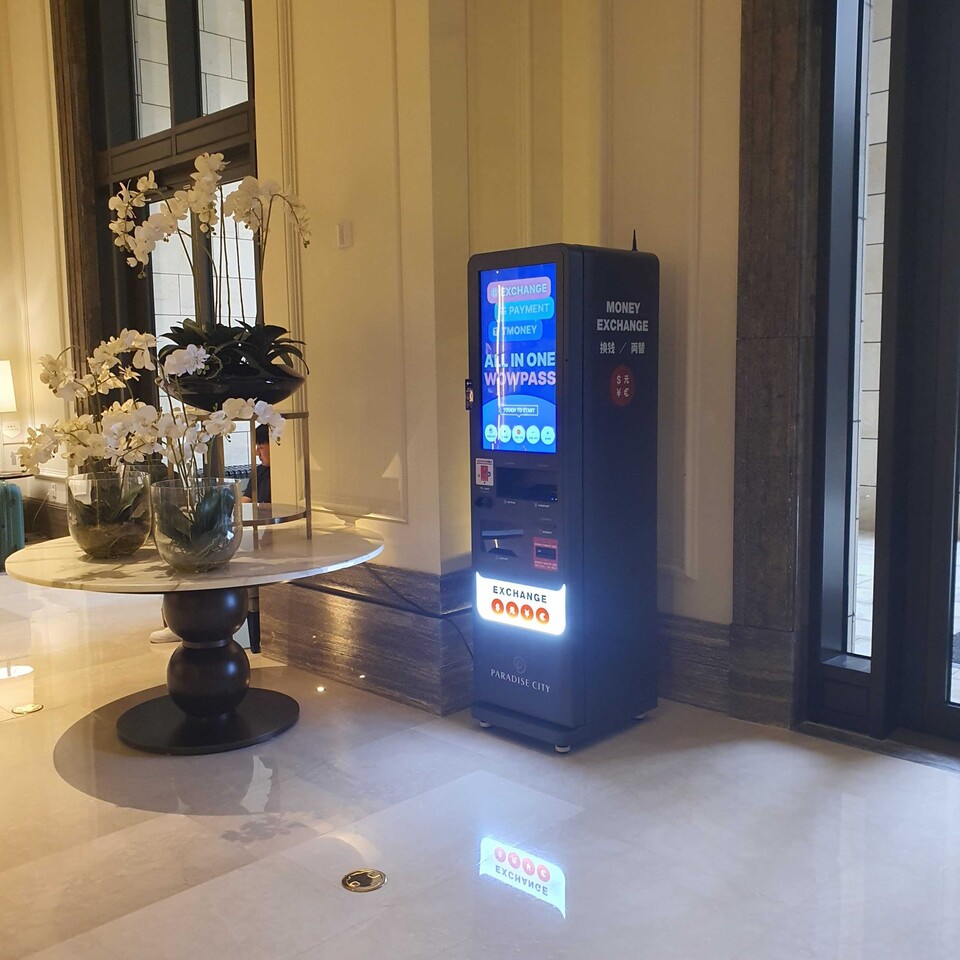파라다이스시티호텔에 설치된 와우패스 무인 환전 키오스크. 사진=오렌지스퀘어