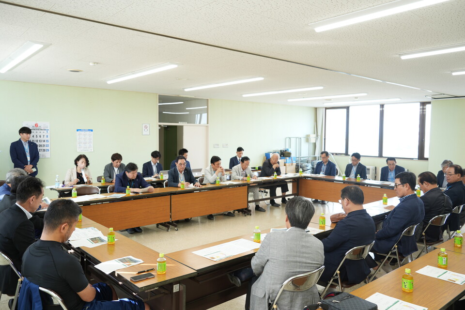 노동진 수협중앙회장(창가 앞 맨 오른쪽)이 지난 20일 일본 어업인 단체 이시카리시 어협을 방문해 일본 최대 규모 해상풍력단지 건설에 대한 대응 노력을 청취하고 있다. 사진=수협중앙회