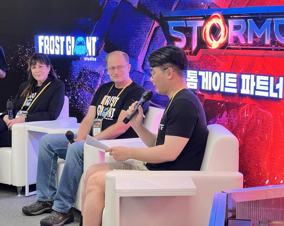 왼쪽부터 카라 라포지 사업책임자, 팀 모튼 대표, 티미 류 콘셉트 아티스트. 사진=카카오게임즈