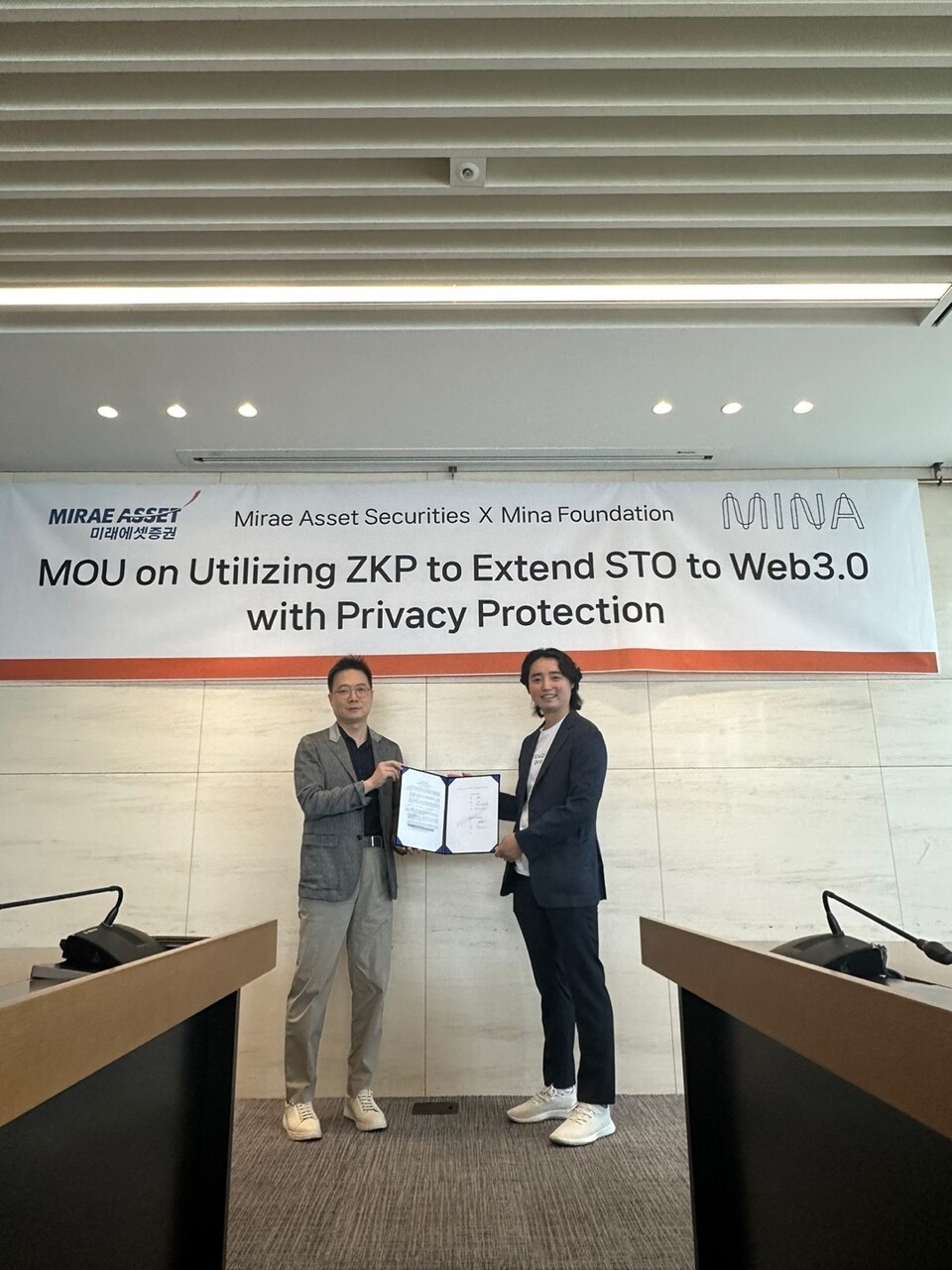 류지해 미래에셋증권 디지털자산TF 이사와 데이비드박 미나재단 아시아 사업 총괄이 MOU 체결 후 기념사진을 찍고 있다.사진=미래에셋증권