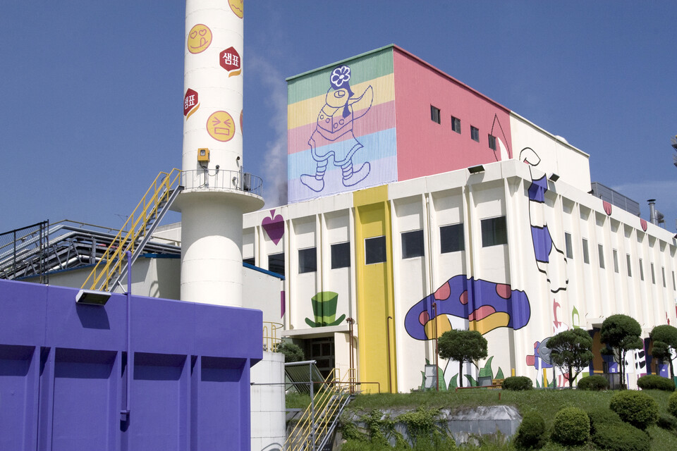 지난 2011년 8월 경기도 이천 샘표 간장 공장에서 샘표식품 창립 65주년을 맞이해 샘표 아트팩토리 프로젝트 ‘샘표 디팩토리(D-Factory)’전 개막식이 개최됐다. 이 행사는 샘표 아트팩토리 프로젝트의 진행 과정과 의미, 창립 65년을 맞이하는 샘표의 기업 철학을 샘표 임직원을 비롯한 협력 업체 관계자, 지역 주민에게 알리기 위해 마련됐다. 당시 박진선 샘표 대표이사 사장은 인사말에서 “직원들은 회색으로 대표되는 공장 건물에서 마음이 경직될 수밖에 없다”며 “거대한 공공미술 작품으로 재탄생한 간장 공장이 이들에게 꿈과 희망을 주기를 바란다”고 밝혔다. 사진=샘표그룹