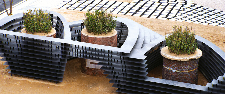 1969년 세워진 창동공장 굴뚝은 1987년 이천공장이 세워지면서 고(故) 박승복 명예회장의 지시에 따라 몸통이 3등분 돼 25년 동안 이천공장에 보관돼 왔다. 이에 발효 기업이기도 한 샘표가 과거를 기억하고 시간을 축적하는 일이 중요하다고 여긴 장윤규 건축가는 ‘기억을 기록하는 화분’에 관해 “처음에는 굴뚝을 눕혀서 관람자가 그 안에 들어가고 만질 수 있도록 작은 미술관을 만들려 했다. 공간을 직접 경험할 수 있게 하고 싶었다”면서 “하지만 오래된 굴뚝의 구조적 결합 때문에 눕히면 부서질 위험이 있더라. 그래서 화분이라는 개념을 떠올렸다”고 배경을 설명했다. 사진=샘표그룹