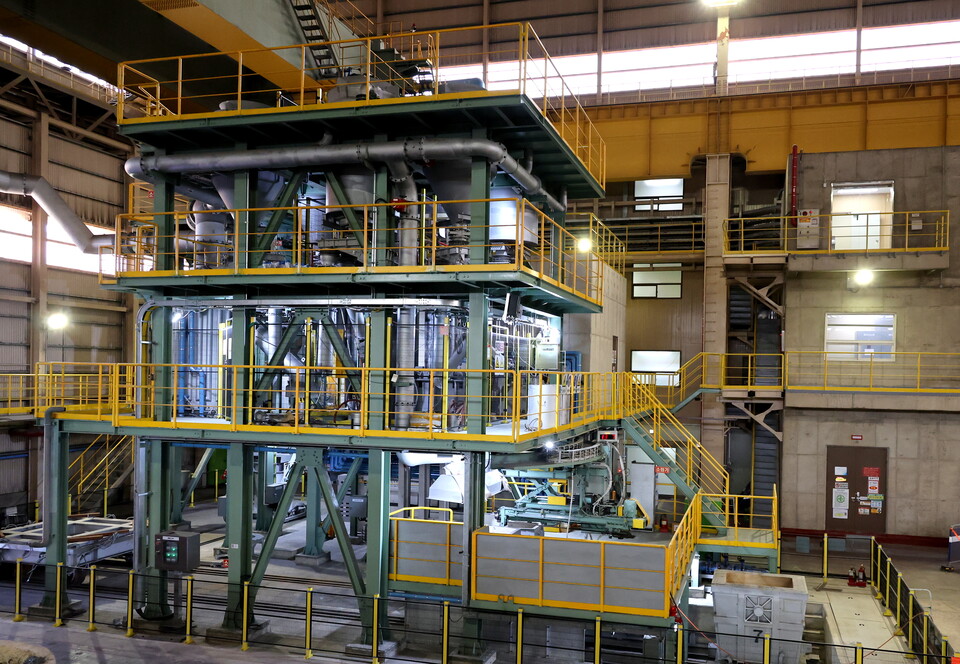 포스코가 개발중인 전기용융로(ESF) 시험설비 전경. 전기용융로(ESF)는 전기아크로(EAF)의 단점을 보완하여 저품위 직접환원철(DRI)로부터 고급 철강 제품의 쇳물(용선) 생산이 가능하다.. 사진=포스코홀딩스