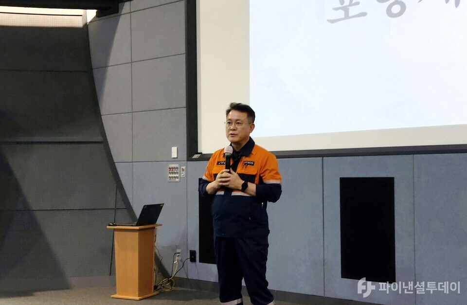 천시열 포스코 포항제철소장이 24일 포항제철소에서 철강 사업 전략을 소개하고 있다. 사진=채승혁 기자