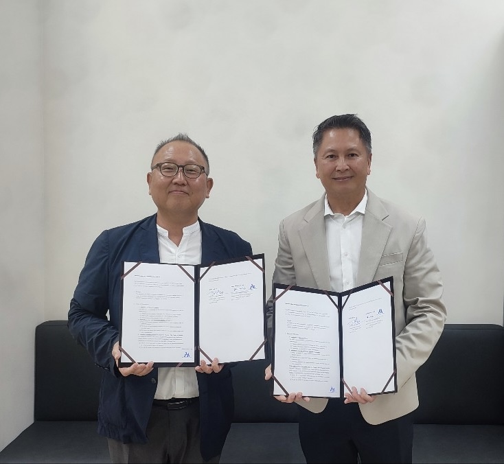 김용훈 옴니씨앤에스 대표(왼쪽)와 시티삭 파니토자만(Sittisak Panitpotjaman) 메타 메디테크 CEO가 MOU를 맺고 기념 사진을 촬영하고 있다. 사진=옴니씨앤에스