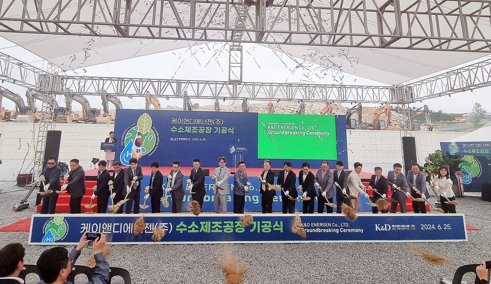 25일 울산시 온산국가산업단지 내 프로젝트 부지에서 열린 케이앤디에너젠 수소 생산공장 기공식에서 김두겸 울산시장, 김기철·장선우 케이앤디에너젠 공동대표, 김건우 에쓰씨엔지니어링 회장 등 내빈들이 기념 사진을 촬영하고 있다. 사진=에쓰씨엔지니어링