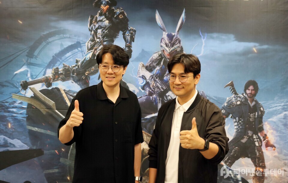 이범준 넥슨게임즈 PD(왼쪽)와 주민석 크리에이티브 디렉터가 기념사진을 촬영하고 있다. 사진=채승혁 기자