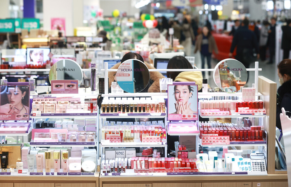 서울 시내 한 대형마트 화장품 판매코너. 사진=연합뉴스