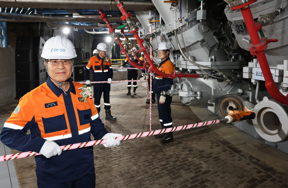 포스코가 27일 포항제철소 4고로 화입 행사를 진행했다. 장인화 포스코그룹 대표이사 회장이 포항제철소 4고로 풍구에 화입을 하고 있다. 사진=포스코