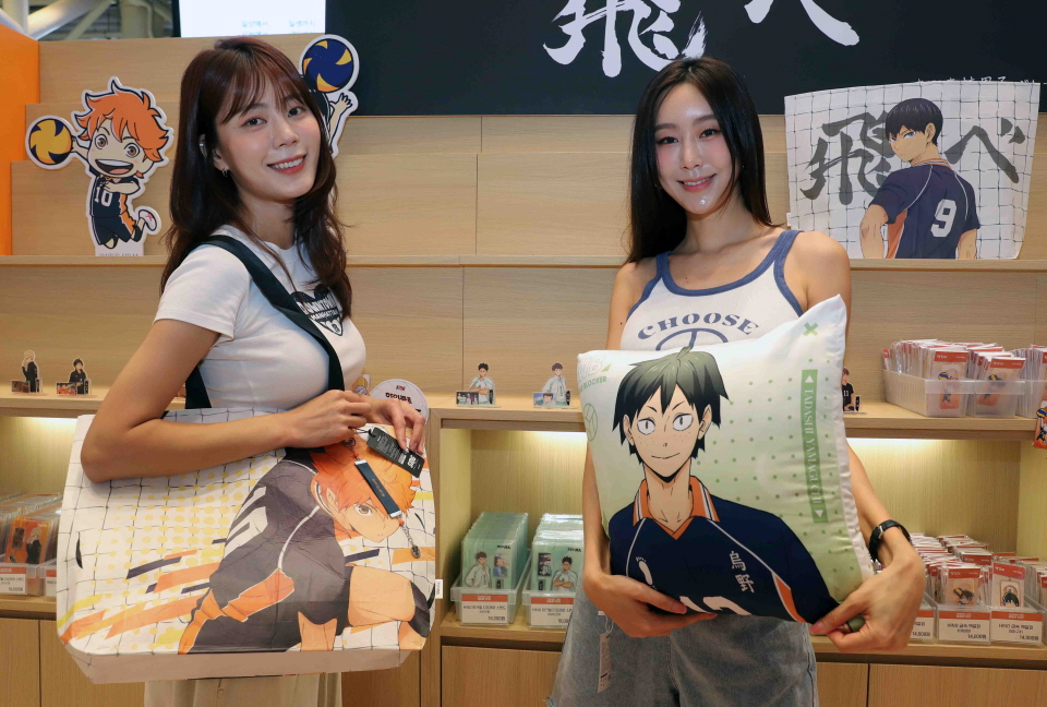 신세계백화점이 일본의 인기 배구 애니메이션 '하이큐'의 팝업스토어를 열고 굿즈를 소개한다. 사진=신세계백화점