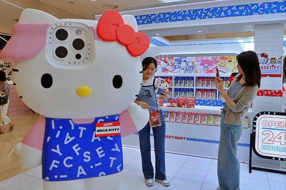 롯데백화점 '헬로키티 50주년 기념 케이스티파이' 팝업. 사진=롯데백화점