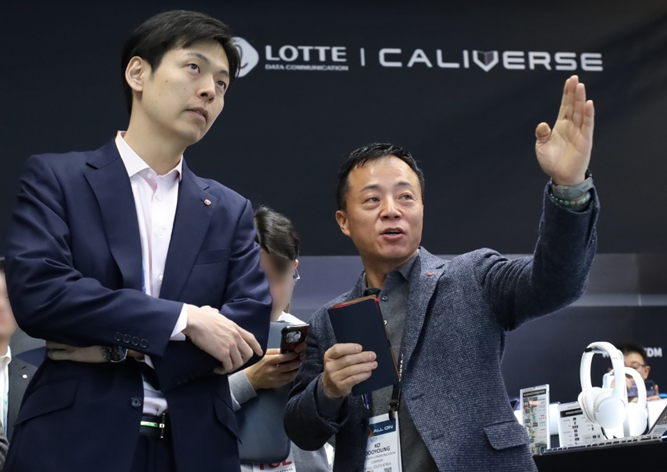 신동빈 롯데그룹 회장의 장남 신유열 롯데지주 미래성장실장(사진 왼쪽)가 세계 최대 가전·IT 전시회 'CES 2024'에 참석해 계열사인 롯데정보통신 부스를 찾았다. 사진=연합뉴스