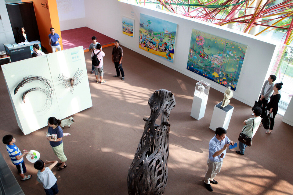 당초 스페이스K는 전시 외에도 공연과 강연, 이벤트, 체험 학습 등 시민과 임직원을 위한 상설 문화·예술 공간으로 운영됐다. 개관전 제목은 ‘바람바람바람’. 작가들은 바람을 자신만의 언어로 시각화한 작품을 대거 선보였다. 사측은 전시명에 관해 “바람(Wind)을 소재로 한 작품을 통해 지역 사회에 문화 바람(Boom)을 일으킨다는 코오롱의 바람(Wish)을 담아 기획됐다”는 기막힌 설명을 당시 곁들였다. 사진은 지난 2011년 8월 경기도 과천 코오롱그룹 본사에서 열린 스페이스K 개관전 ‘바람바람바람’을 찾은 지역 시민들이 전시품을 관람하고 있는 모습이다. 사진=코오롱그룹