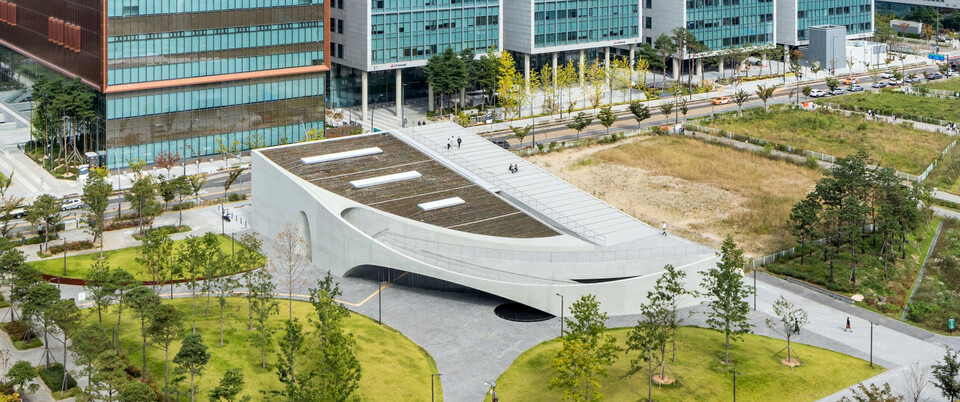 스페이스K 서울이 위치한 한다리문화공원은 마곡 지구의 두 축, 즉 서울식물원과 이어지는 남북 방향 그리고 지하철 5호선을 따라 형성된 동서 방향이 교차하는 중요한 도시 매듭이다. 이는 스페이스K 서울이 녹지 공간뿐 아니라 생신한 공공장소로 기여할 특별한 조건이 된다. 내부 현대미술 전시실은 다양한 변화가 가능한 하나의 무주 공간이다. 큰 가변성이 있는 이 공간에는 먼저 3개의 천창에서 간접 자연광이 자연스레 유입된다. 천장고는 3.3미터에서 점진적으로 높아져 최대 9.2미터까지 올라감으로써 단일 공간이지만 되려 다채로운 전시 연출이 가능하다. 사진=코오롱그룹