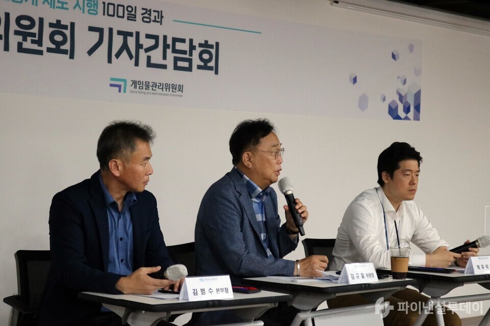 김규철 게임물관리위원회 위원장이 3일 열린 ‘확률형 아이템 정보공개 제도 시행 100일 경과 기자간담회’에서 발언하고 있다. 사진=채승혁 기자