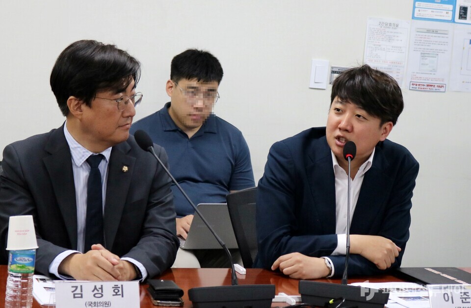 이준석 개혁신당 의원(오른쪽)이 4일 국회에서 열린 ‘한국 게임산업 현황 및 현안 점검’ 세미나에서 발언하고 있다. 사진=채승혁 기자