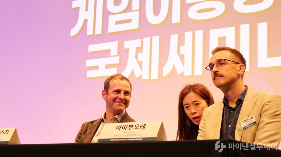 5일 열린 ‘게임이용장애 국제세미나’에서 앤드류 쉬빌스키(Andrew Przybylski) 옥스퍼드대학교 인간행동기술학 교수(왼쪽)와 마띠 부오레(Matti Vuorre) 튈뷔르흐대학교 사회심리학과 교수가 통역을 듣고 있다. 사진=채승혁 기자