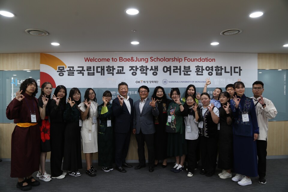 최윤 OK금융 회장(왼쪽 일곱번째)과 박정원 국민대 교수(왼쪽 여덟번째), 신유리 국민대 교수(왼쪽 아홉번째) 비롯한 몽골국립대 장학생들이 기념촬영을 하고 있다. 사진=OK금융그룹
