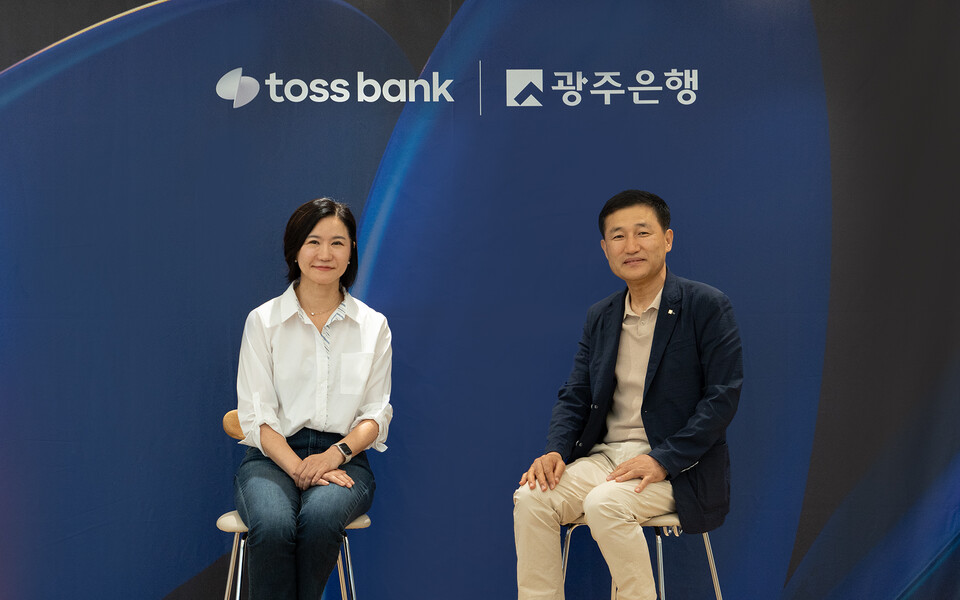 토스뱅크 이은미 대표(왼쪽)와 광주은행 고병일 은행장이 지난 5일 공동대출 관련 업무협약(MOU)을 체결한 후 기념촬영하고 있다. 사진=토스뱅크