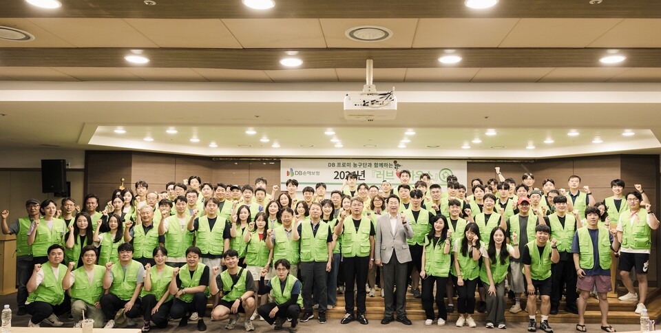 DB손해보험 임직원과 농구단 선수들이 지난 6일  원주시 일대 취약계층 주거 환경 개선을 위한 '러브하우스' 봉사활동을 진행하고 기념촬영을 하고있다. 사진=DB손해보험