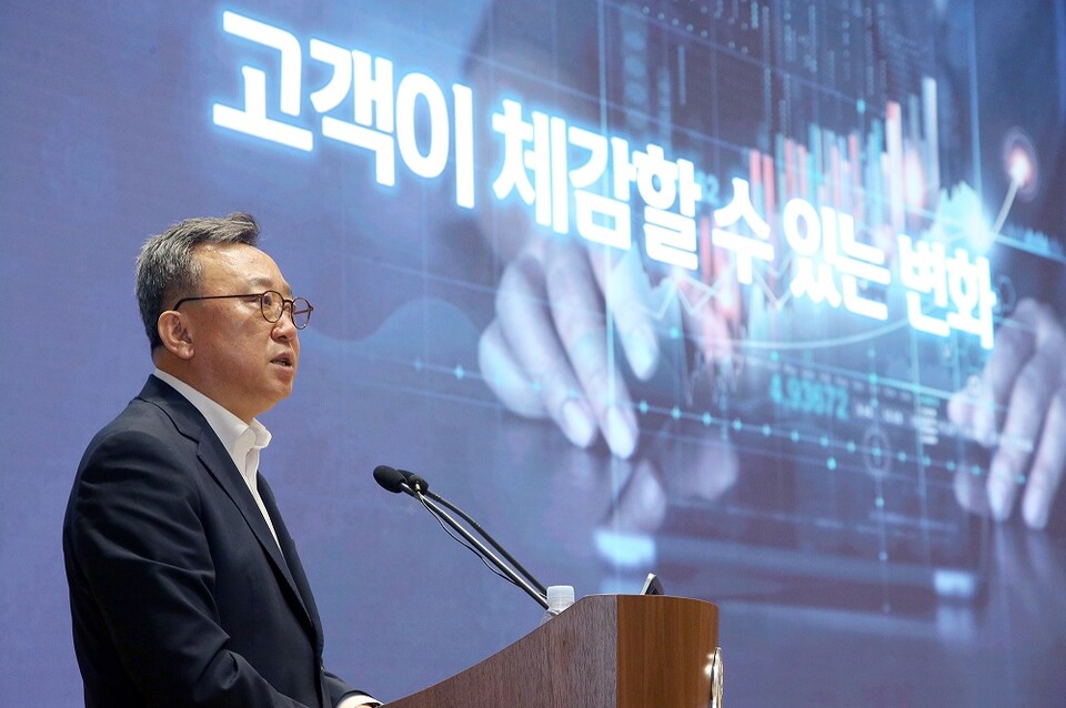 8일 서울 중구 소재 신한은행 본점 20층 대강당에서 정상혁 신한은행장을 포함한 임직원 약 240명이 참석한 가운데, ‘2024년 하반기 경영전략회의’를 개최했다. 이날 회의에서 정상혁 은행장이 ‘고객몰입의 끈을 고쳐 매고 고객의 실리(實利)를 높이자’는 주제로 이야기하고 있다. 사진=신한은행