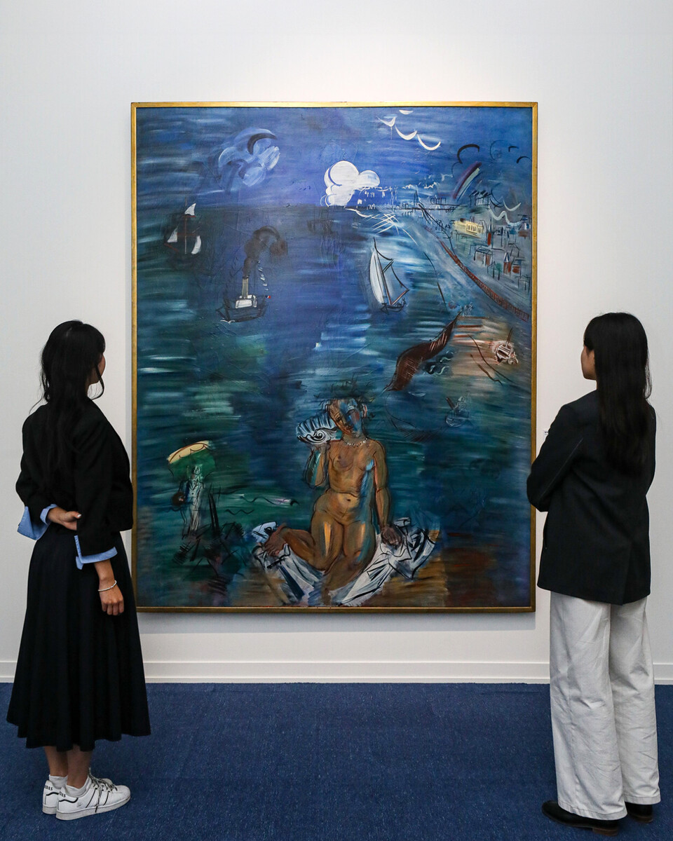 알트원은 설계 당시부터 전문 전시장 수준의 항온·항습 시설을 갖춘 국내 유통 시설 최고 수준의 미술품 전시 공간. 지난해 5월 현대백화점은 더현대 서울 개점 2주년 특별전으로 이곳 알트원에서 ‘프랑스 국립현대미술관전: 라울 뒤피, 행복의 멜로디’를 진행했다. ‘전기의 요정’ 오리지널 석판화 연작을 비롯해, 음악에 대한 남다른 애정을 표현한 ‘붉은 바이올린’, 라울 뒤피의 작품 중 처음으로 프랑스 국가 소장품으로 등록된 ‘도빌의 예시장’ 등이 한국 관람객을 만났다. 사진 중앙의 그림은 포세이돈의 아내이자 바다의 정령을 그린 ‘암피트리테(Amphitrite)’다. 사진=현대백화점