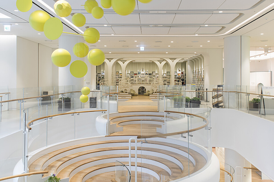 지난 2015년 설립된 현대어린이책미술관은 책 속의 문학적 상상력과 예술 감수성을 키워 어린이들이 스스로 자신의 삶과 이야기, 드라마를 만들 수 있는 공간이다. 이해관계자들에게 문화·예술 사회 공헌 프로그램을 제공한다. 특히 모카 움직이는 미술관 등 유네스코 지속 가능한 발전 교육 공식 프로젝트인 모카 세계 시민 교육 프로젝트를 운영하고 있고, 그림책 작가 지원 사업 ‘언-프린티드 아이디어’ 프로젝트도 4회째 이어 오는 중이다. 이밖에 모카가든에서는 근방 초등학교와 유치원을 위한 단체 교육을 운영해 다양한 식물 문화와 예술 교육을 제공하고 있다. 사진=현대백화점