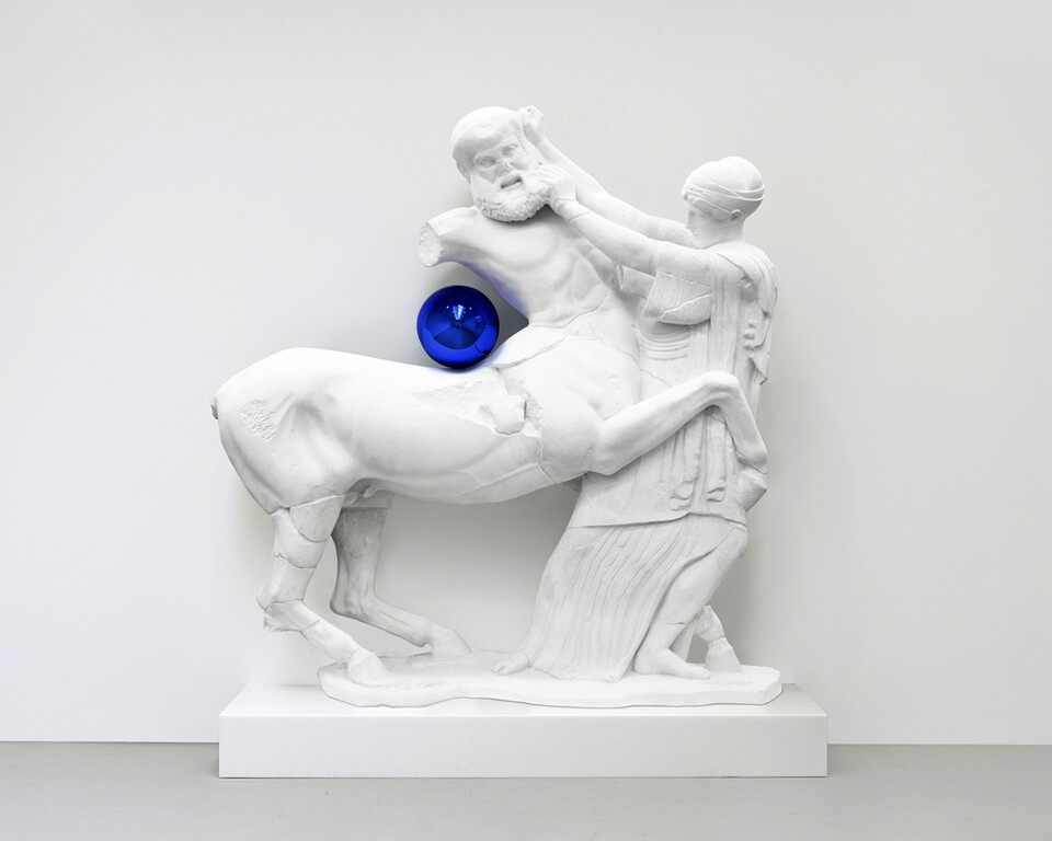 올해 현대백화점은 새해 첫 전시로 더현대 대구 1층 더스퀘어에서 미국작가 제프 쿤스의 ‘게이징 볼’ 연작 ‘켄타우루스와 라피테스 처녀’를 3월 31일까지 전시 및 판매했다. 세계적인 현대미술가 제프 쿤스는 2019년 미국 뉴욕 크리스티 경매에서 작품 ‘래빗’이 9107만 5000달러(약 1260억 4700만원)에 낙찰돼 현재 생존 중인 예술 작가로는 사상 최고액을 기록한 적 있다. ‘켄타우루스와 라피테스 처녀’는 신화 속 켄타우루스와 라피테스의 전투를 묘사한 높이 2.2미터의 석고 조각상으로, 지난해 프리즈 서울에서도 소개된 바 있다. 전 세계 단 3개 작품만이 존재하며 판매가는 약 52억원이었다. 생소한 파란색 공을 올려놓는 것만으로 관객의 상상과 흥미를 불러일으키는 작품이다. 제프 쿤스는 “공을 통해 보는 사람을 그대로 반영함으로써 우리 모두의 삶과 잠재력을 축복한다”고 작품을 설명했다. 사진=현대백화점