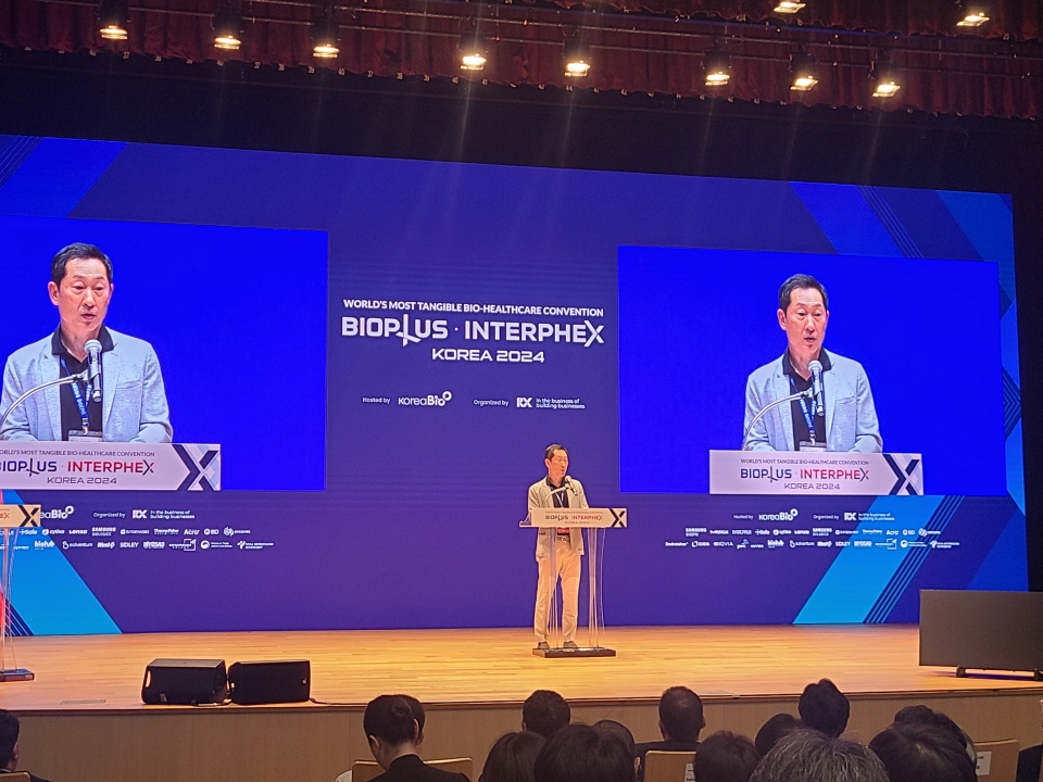 고한승 한국바이오협회장 겸 삼성바이오에피스 대표(사장)이 10일 바이오플러스 인터펙스 코리아 개막식에서 발언하고 있다. 사진=신용수 기자