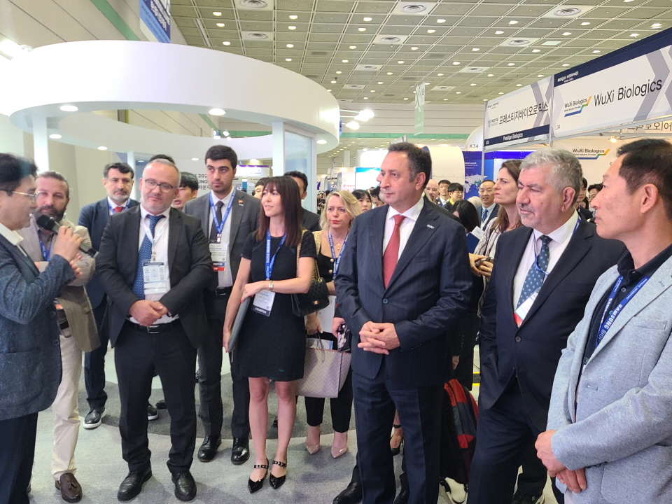 BIX2024에 마련된 삼성바이오로직스 부스에서 VIP들이 기업 소개를 듣고 있다. 사진=신용수 기자