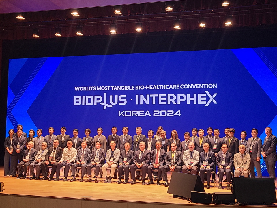 BIX 2024 개막식 참가자들이 단체 사진 촬영을 하고 있다. 사진=신용수 기자