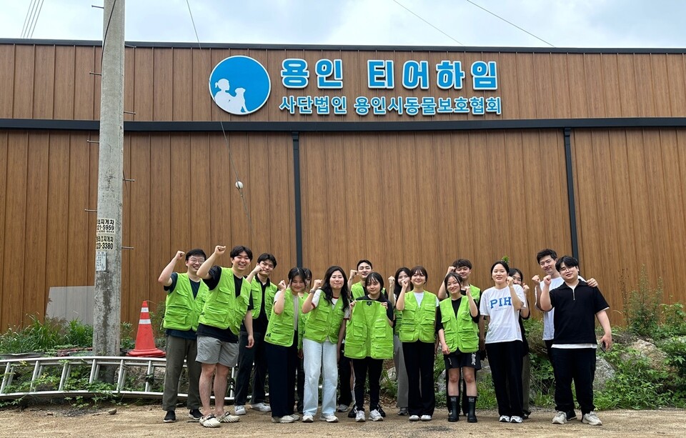 DB손해보험 임직원 및 대학생 서포터즈 13명이  지난 3일  경기도 용인시에 위치한 유기견 보호센터 티어하임에서 봉사활동을 진행하고 기념촬영을 하고있다. 사진=DB손해보험