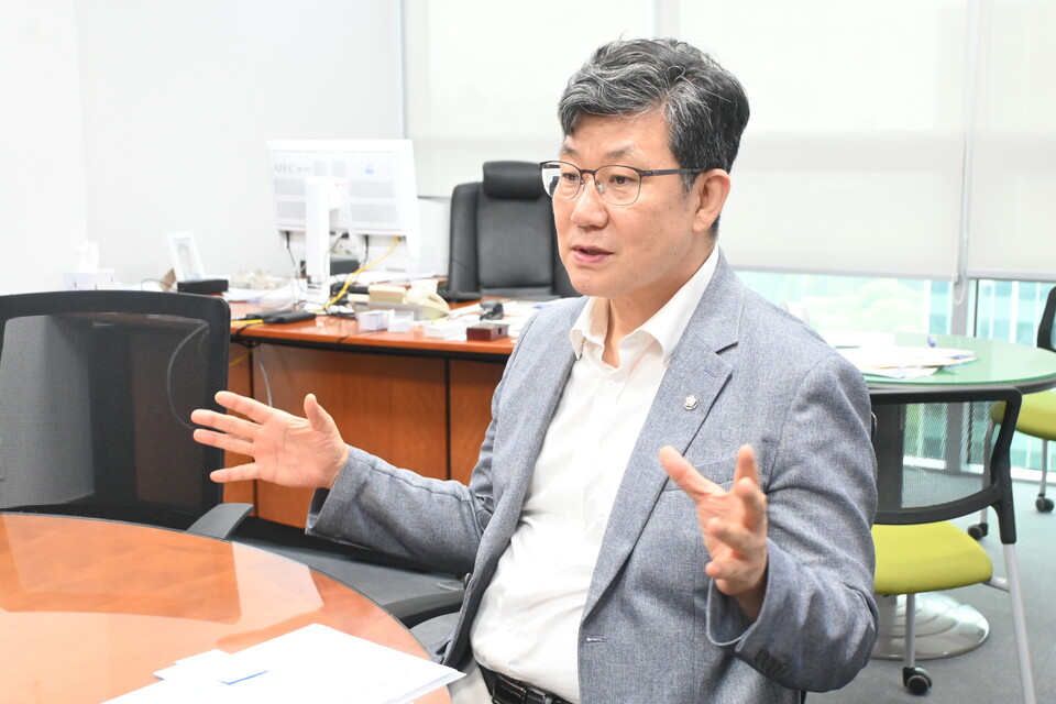 김남근 더불어민주당 의원이 12일 국회 의원회관 사무실에서 파이낸셜투데이 기자들과 만나 대화를 나누고 있다. 사진=김남근 의원실