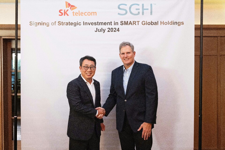 SKT는 미국의 AI 데이터센터 통합 솔루션 기업 ‘Smart Global Holdings’에 2억 달러를 투자하고 AI 인프라 사업 영역에서 협업을 추진한다고 16일 밝혔다. 사진은 미국 캘리포니아 로스앨토스에서 유영상 SKT CEO(왼쪽)와 마크 아담스 CEO(오른쪽)가 투자 계약을 체결하고 기념촬영을 하고 있는 모습. 사진=SK텔레콤