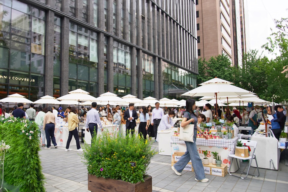 신영증권 본사 사옥 앞 공유 광장. 사진=신영증권