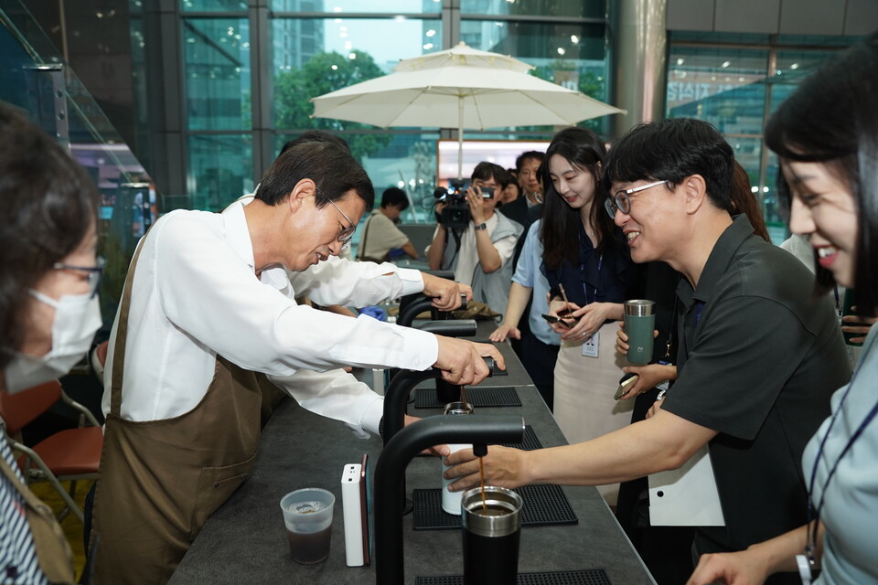 윤해진 NH농협생명 대표이사(왼쪽 두 번째)가 임직원에게 다회용컵과 음료를 나눠주고 있다. 사진=NH농협생명