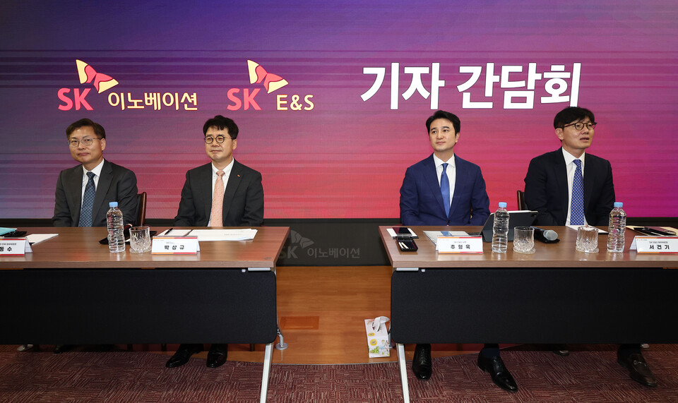 18일 오전 서울 종로구 SK서린빌딩에서 열린 SK이노베이션-SK E&S 합병 관련 기자간담회에서 박상규 SK이노베이션 사장(왼쪽 두번째)과 추형욱 SK E&S 사장(오른쪽 두번째)이 참석해 있다. 사진=연합뉴스