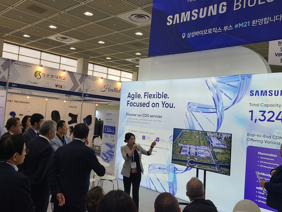 국내 바이오 포럼 '바이오플러스-인터펙스 코리아 2024'(BIX 2024)에 마련된 삼성바이오로직스 부스에 많은 참관객들이 모여있다. 사진=신용수 기자