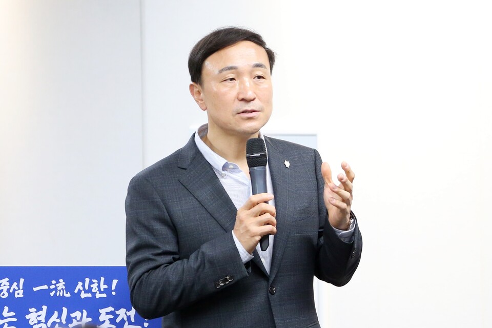 문동권 신한카드 사장이 19일 서울 을지로 신한카드 본사에서 열린 2024년 하반기 사업전략회의에서 발언하고 있다. 사진=신한카드