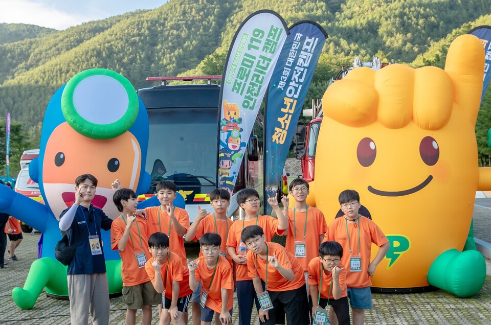 ‘프로미 119 안전리더 캠프’에서 참가자들이 기념촬영을 하고 있다. 사진=DB손해보험