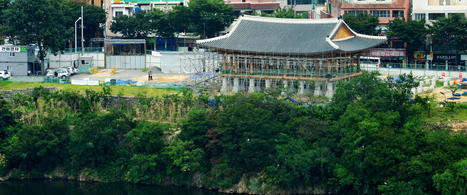 지난 2013년 8월 기와 잇기가 끝나고 건축물의 모양을 갖춘 태화루 누각 본루의 모습. 단청 작업을 거쳐 그해 11월 누각의 모습이 완성됐고, 주변에 대문채, 행랑채, 사주문 등을 지어 2014년 5월 14일 준공식을 가졌다. 사진=연합뉴스