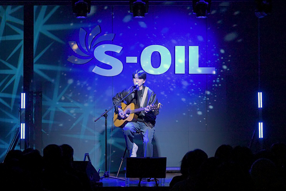 에쓰오일은 지난 3월 본사 대강당에서 싱어송라이터 김필선과 오시안의 인디가수 콘서트를 열고 두 신진 예술가에게 공연 기회를 마련했다. 이날 오시안은 여름 바다가 기다려지는 시간이 되면 좋겠다는 소개말에 이어 JTBC ‘싱어게인3’에서 선보인 그룹 높은음자리의 ‘바다에 누워’를 불러 마포 주민 및 주변 회사원의 큰 호응을 얻었다. 사진=에쓰오일