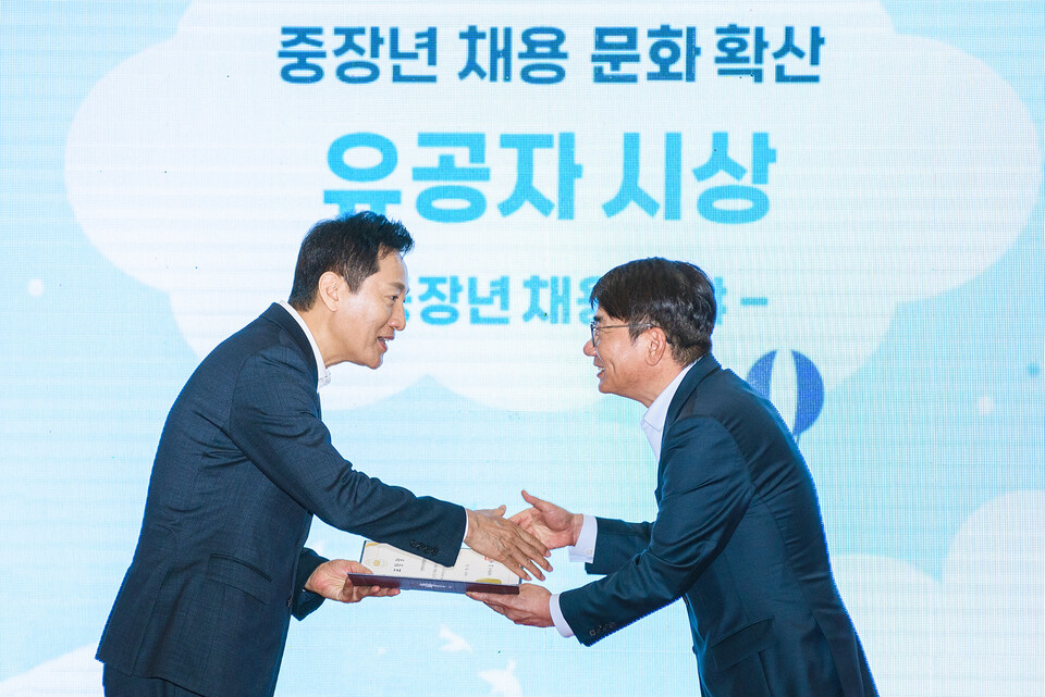 오세훈 서울시장(왼쪽)이 22일 서울 중장년 일자리박람회에 참석해 이영종 신한라이프 사장에게 ‘중장년 채용 문화 확산 우수기업’ 표창장을 수여하고 있다. 사진=신한라이프