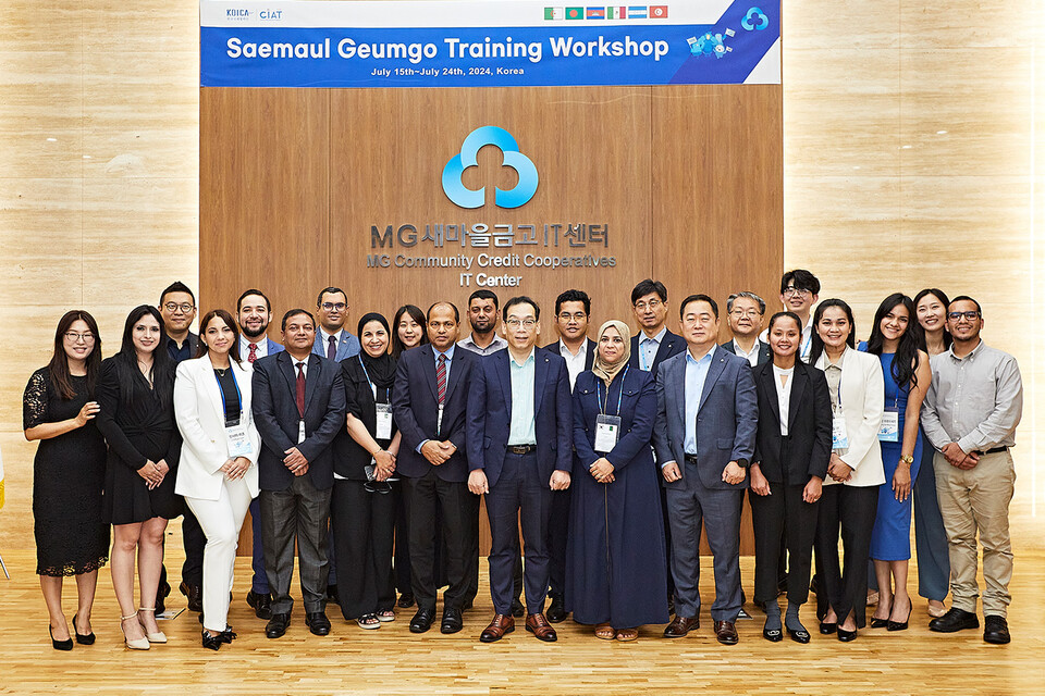 최훈 새마을금고중앙회 지도이사(앞줄 가운데, 왼쪽에서 7번째)와 초청연수 참석자들이 23일 서울 강서구 새마을금고중앙회 IT센터에서  기념 사진 촬영을 하고 있다. 사진=새마을금고중앙회