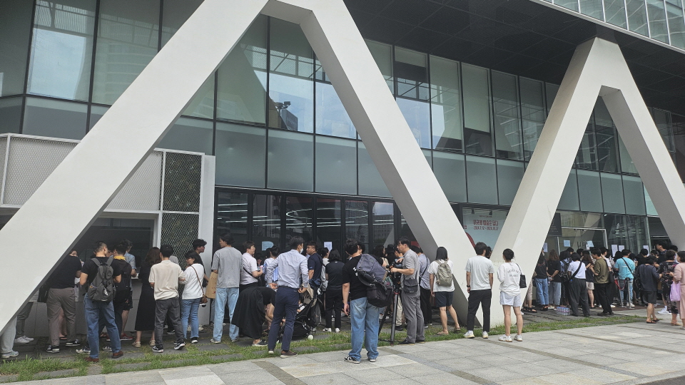 25일 오전 서울 강남구 위메프 본사가 정산 지연 사태와 관련 상품을 환불받으려는 고객들로 붐비고 있다. 사진=신용수 기자