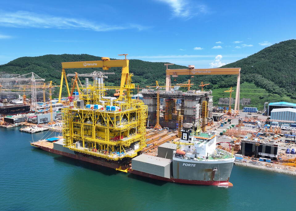 한화오션이 건조한 고정식 원유생산설비가 카타르 알샤힌 유전지역으로 출항을 위해 준비를 하고 있다. 사진=한화오션